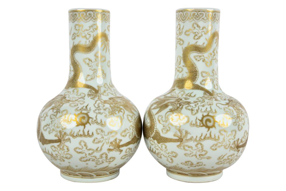 PAIR OF CHINESE GILT DECORATED 3376b0