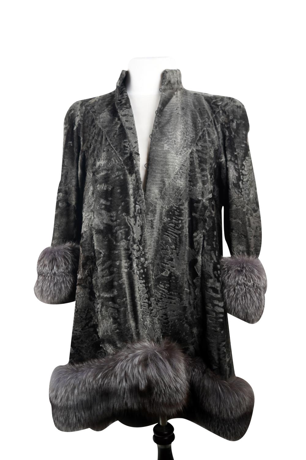 LEON VISSOT GREY FUR COATCondition: