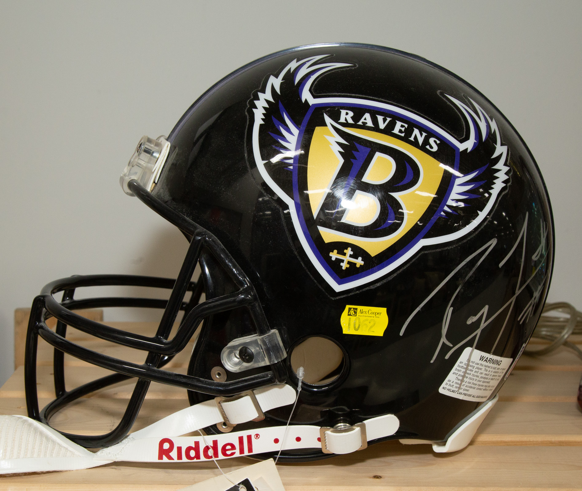 RAY LEWIS SIGNED RAVENS HELMET 3376f3