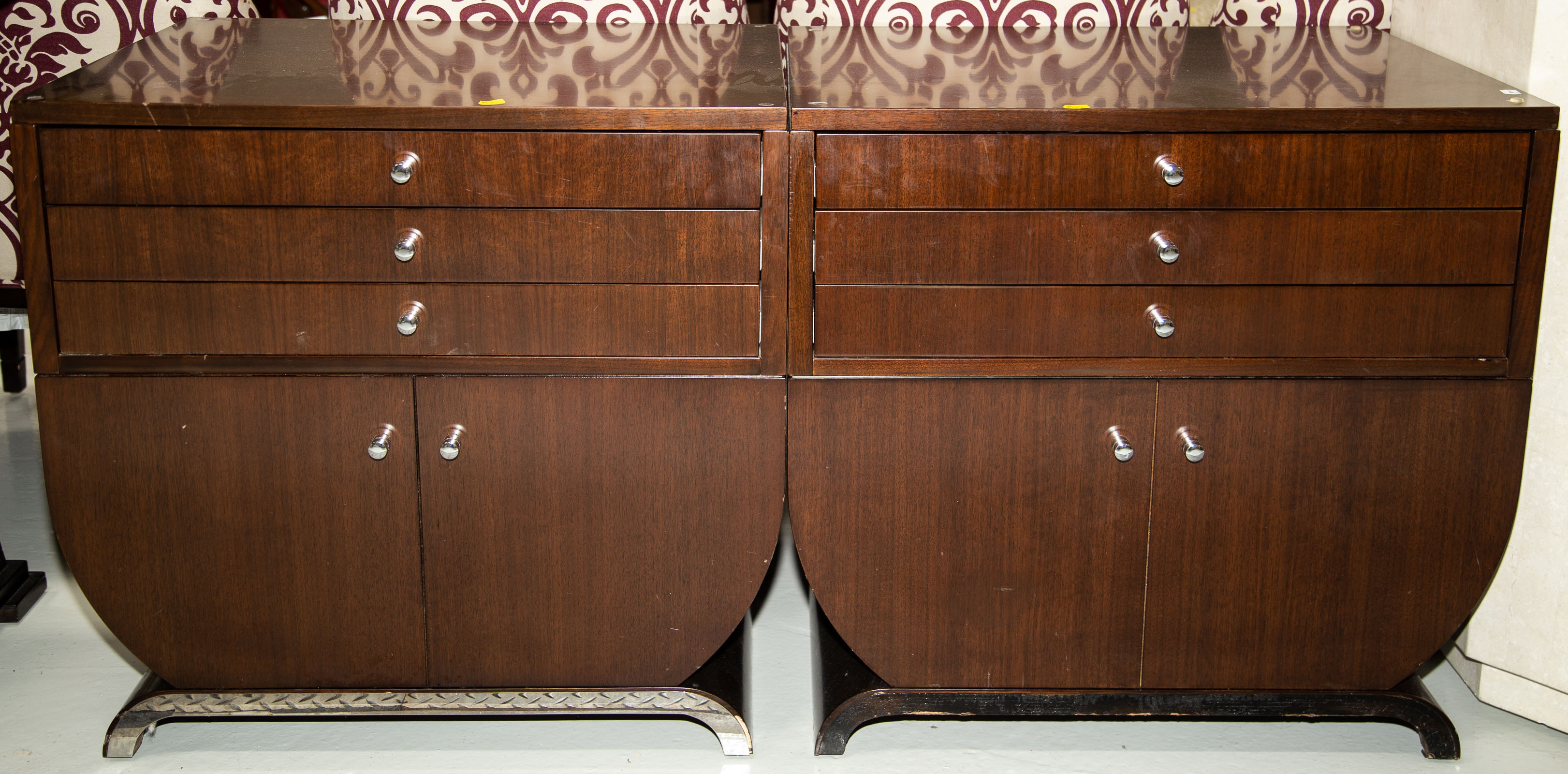 A PAIR OF ART DECO STYLE BEDSIDE 33772d