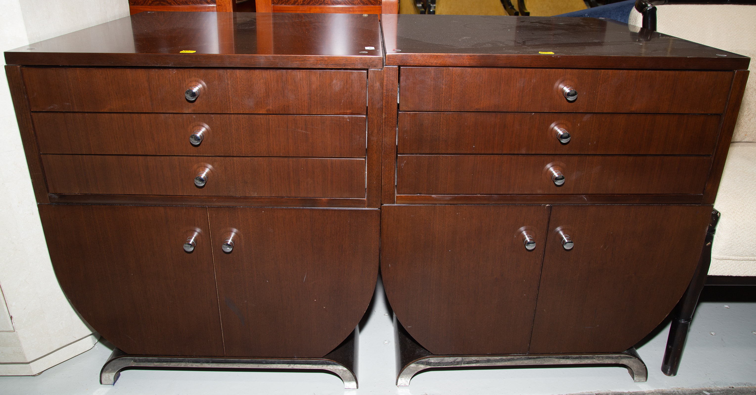 A PAIR OF ART DECO STYLE BEDSIDE 33772f
