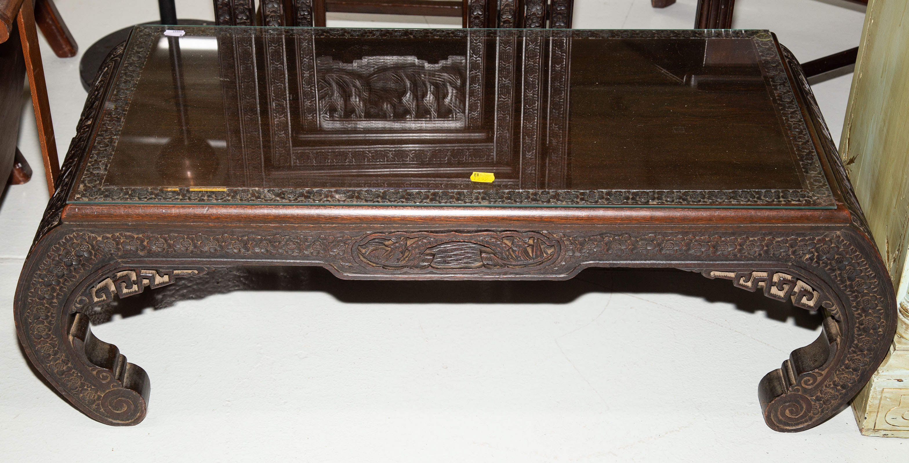CHINESE EXPORT COFFEE TABLE WITH 33783f
