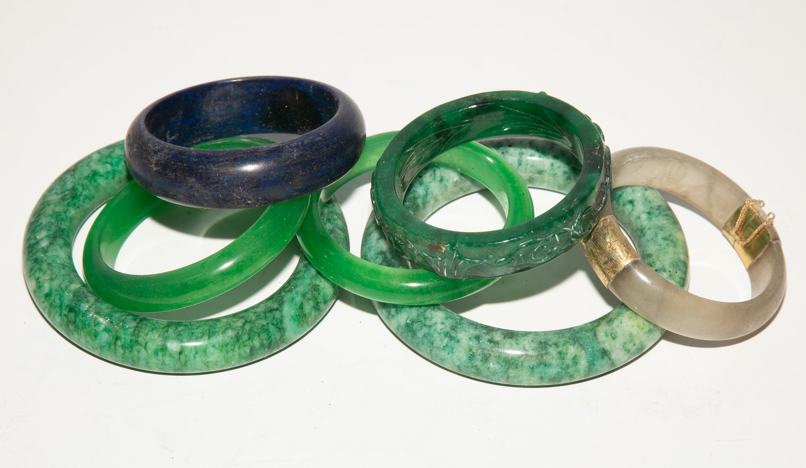 A GROUP OF CHINESE HARDSTONE BANGLES 33794e