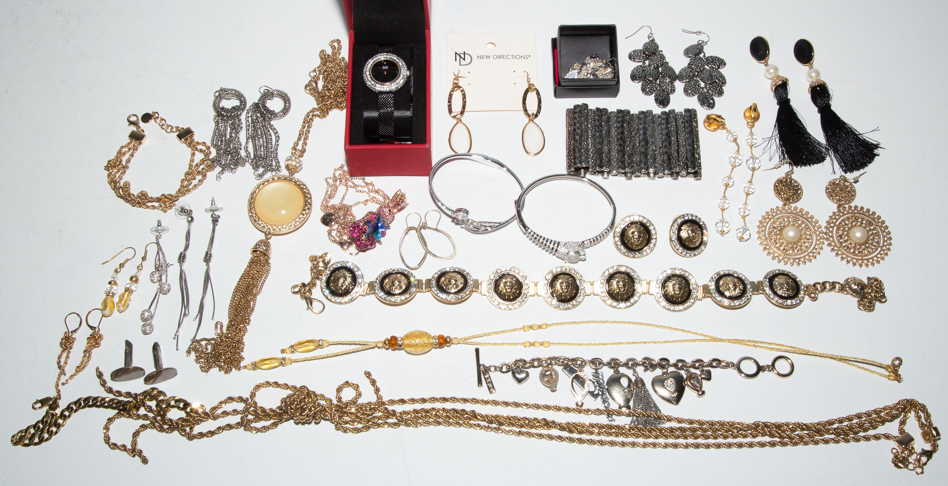 A COLLECTION OF FASHION JEWELRY