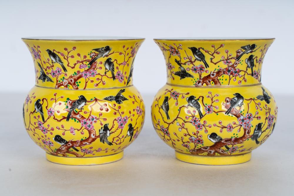 PAIR OF CHINESE FAMILLE JAUNE PORCELAIN