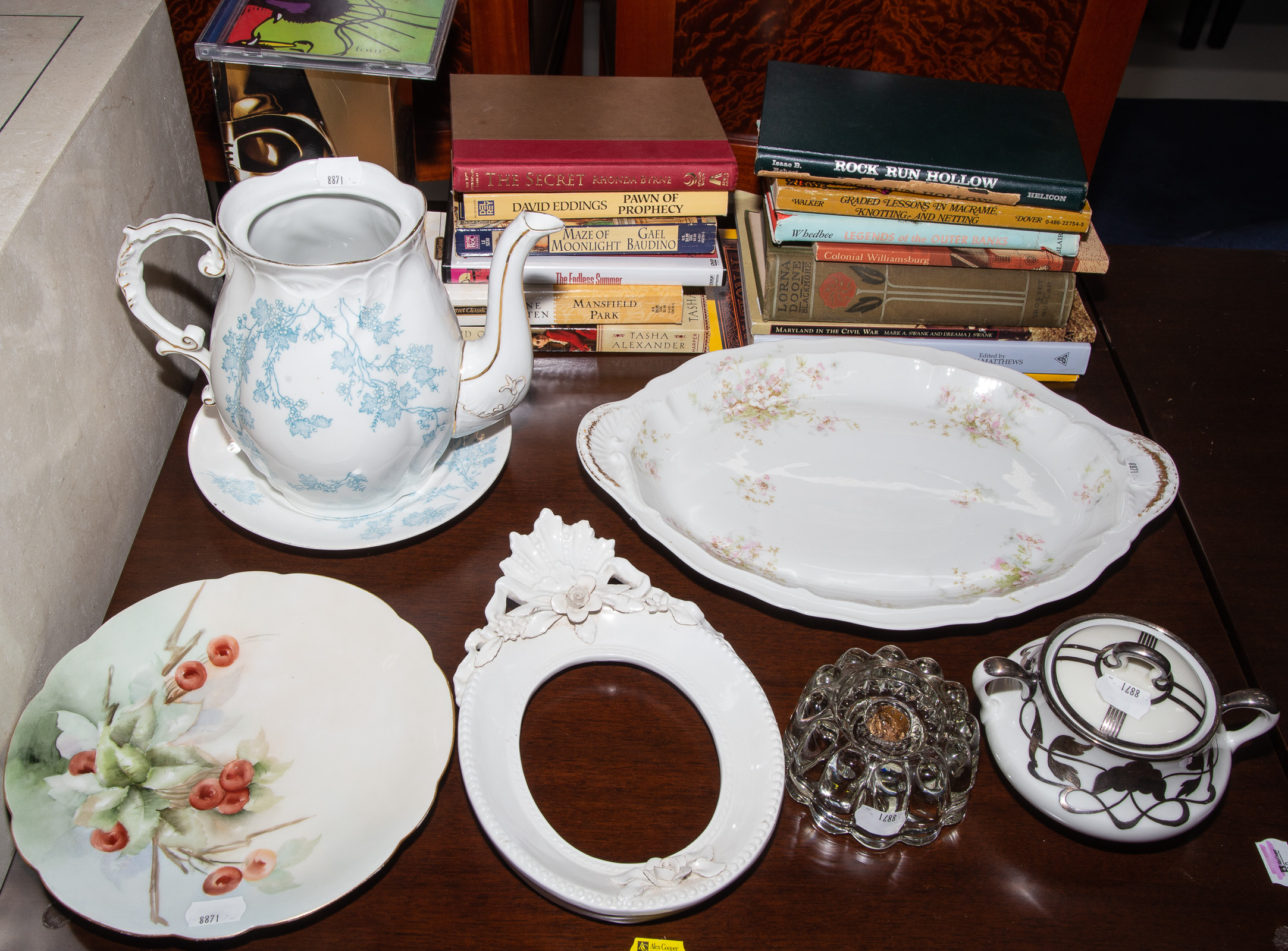 ASSORTED DECORATIVE & COLLECTIBLE ITEMS