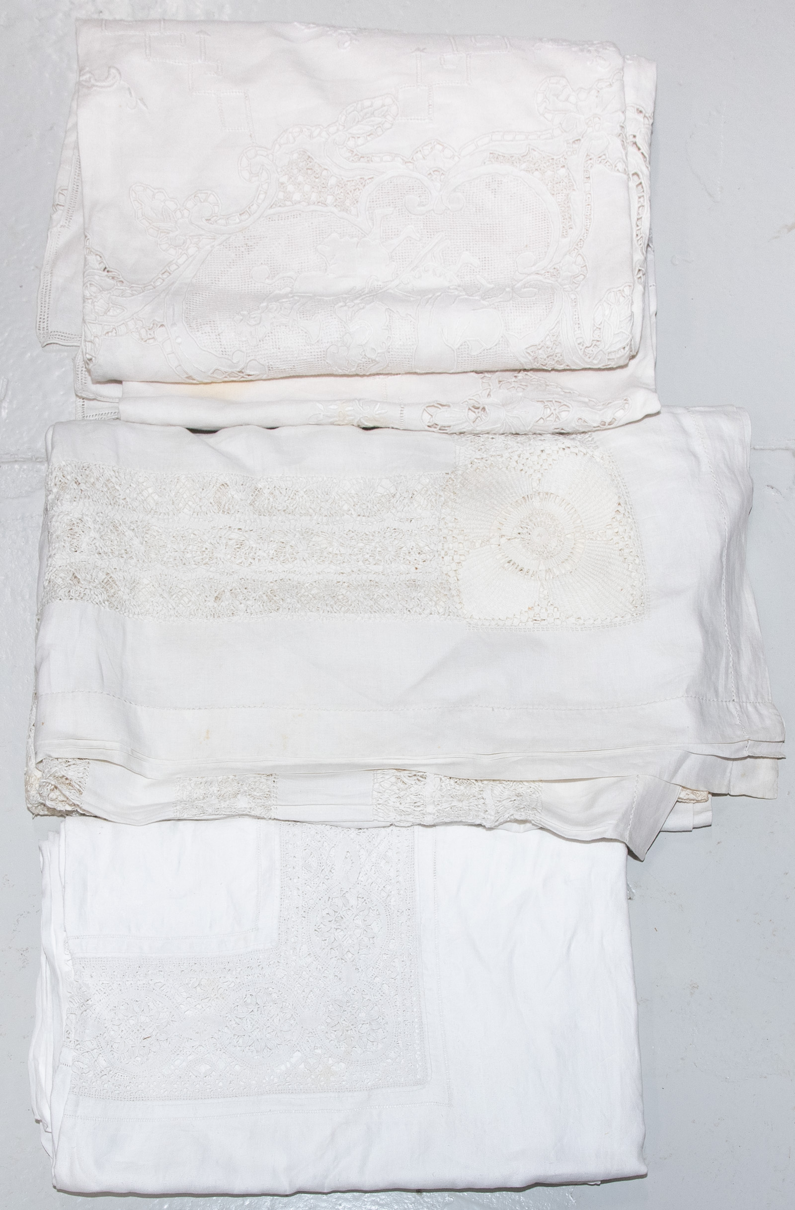 ASSORTMENT OF VINTAGE TABLE LINENS
