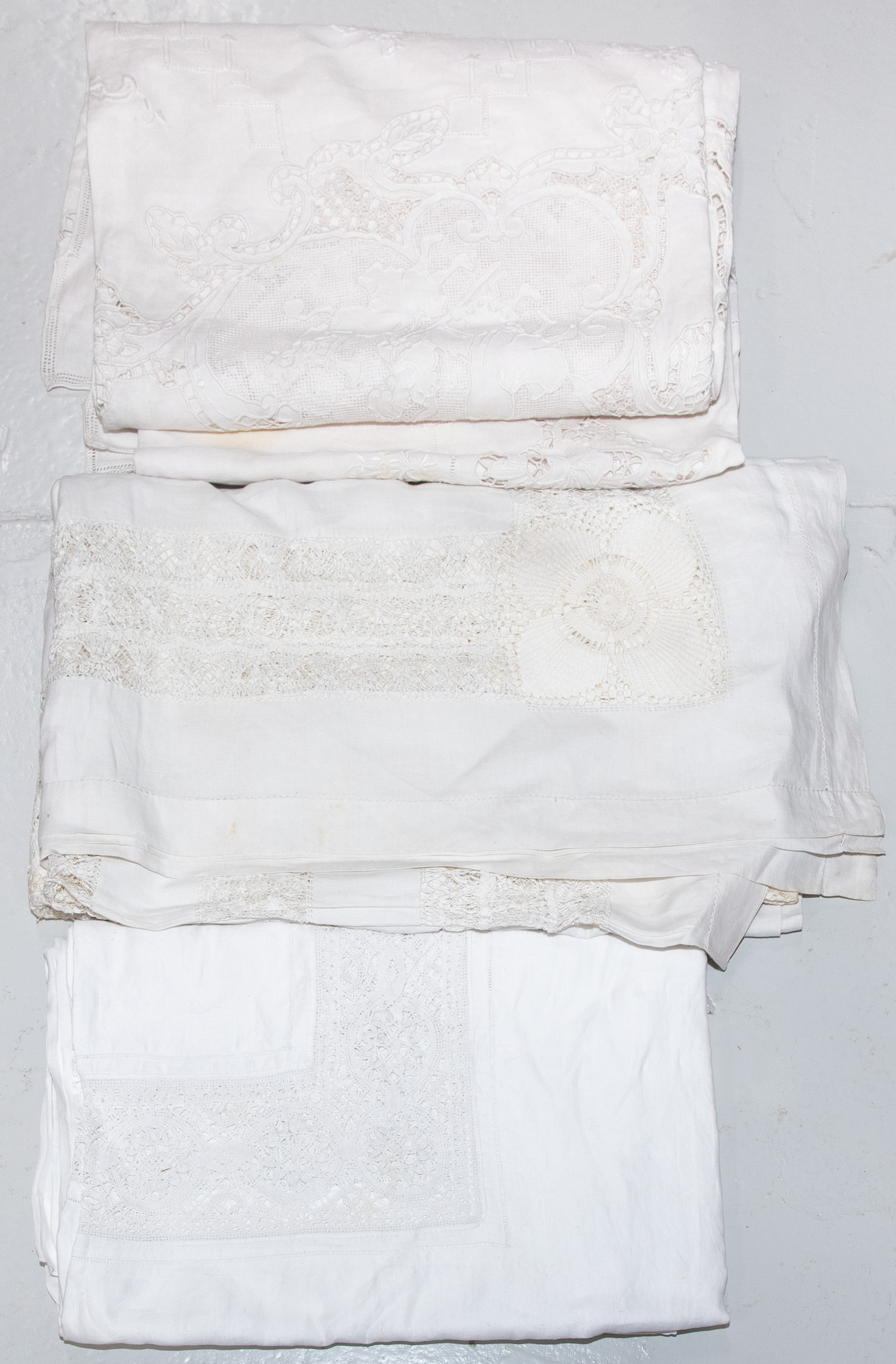 ASSORTMENT OF VINTAGE TABLE LINENS Comprising