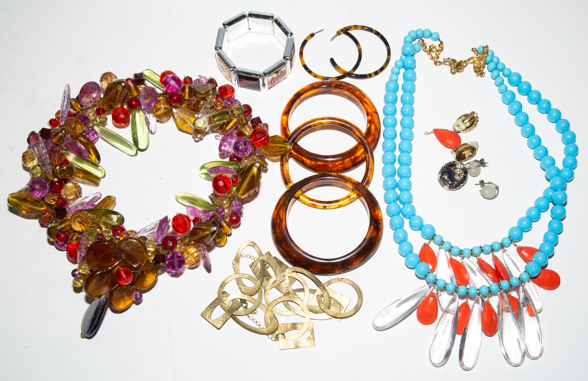 A SELECTION OF COSTUME JEWELRY