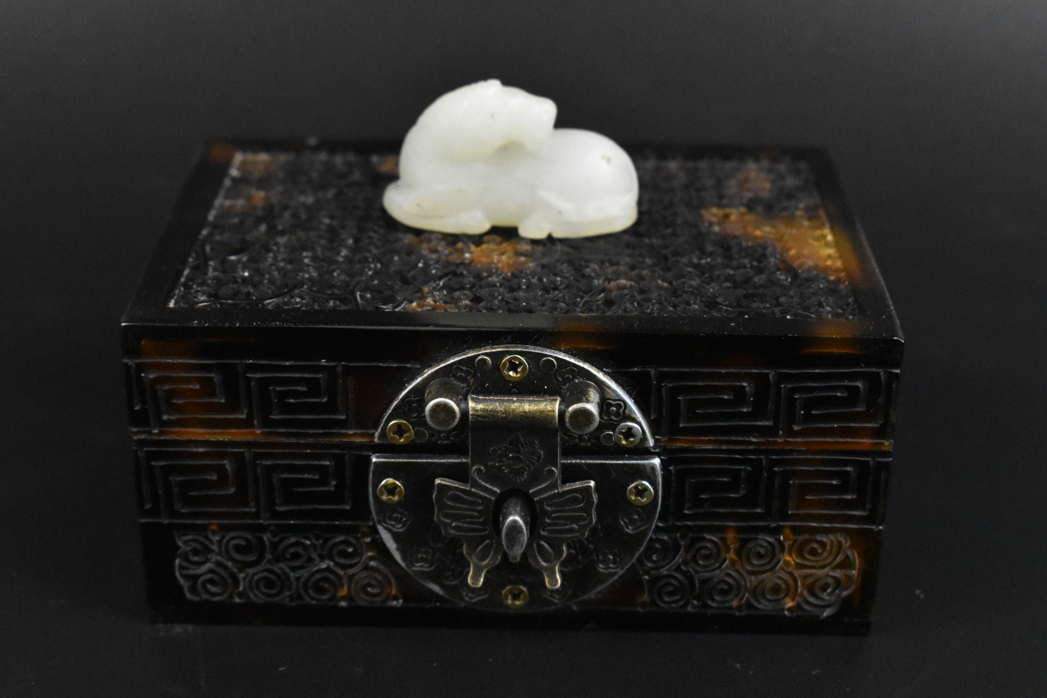 CHINESE TORTOISESHELL BOX W JADE 33a37c