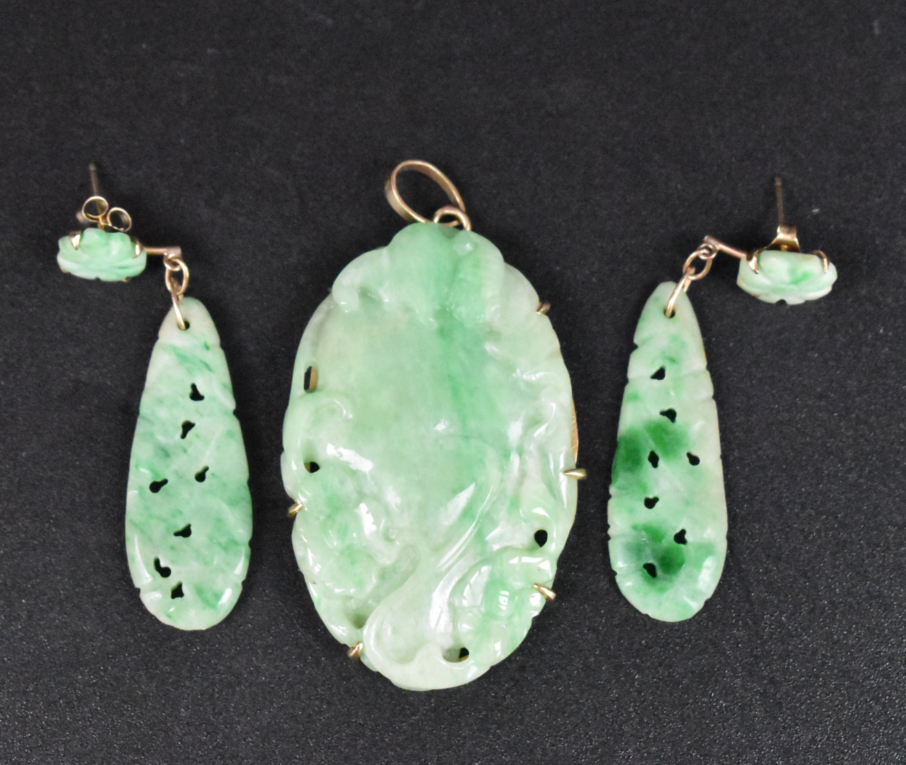 PAIR OF CHINESE JADEITE EARRINGS 33a37e
