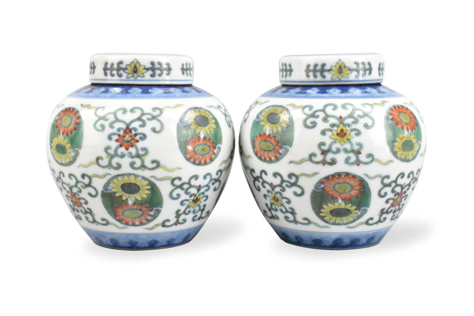 PAIR OF CHINESE DOUCAI COVERED 33a393