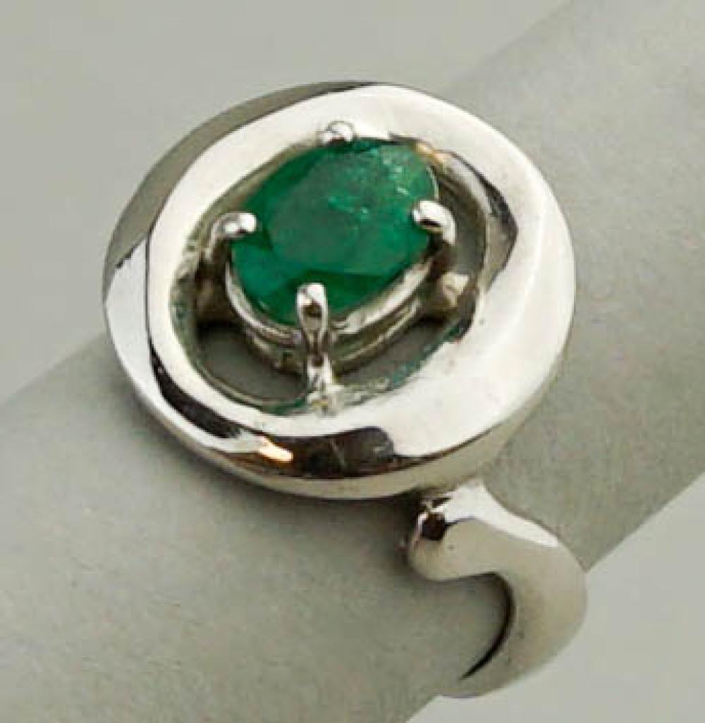 10K WHITE GOLD AND EMERALD RING10K 33a49d