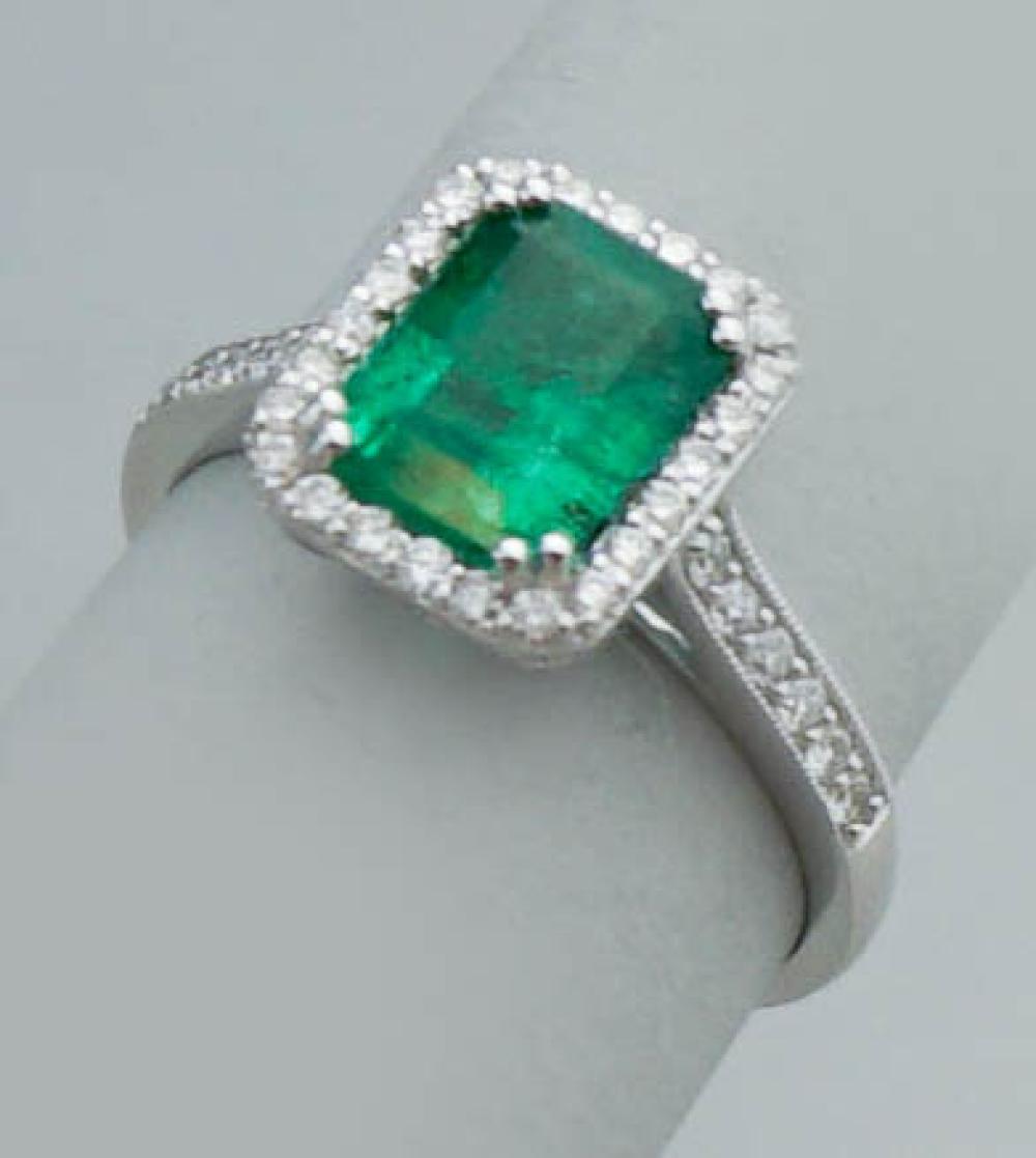 PLATINUM EMERALD AND DIAMOND RINGPLATINUM 33a4a6