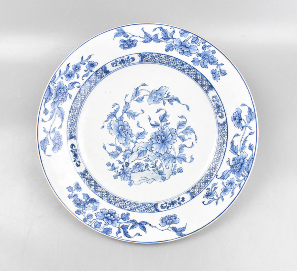 CHINESE BLUE & WHITE FLORAL PLATE, 18TH