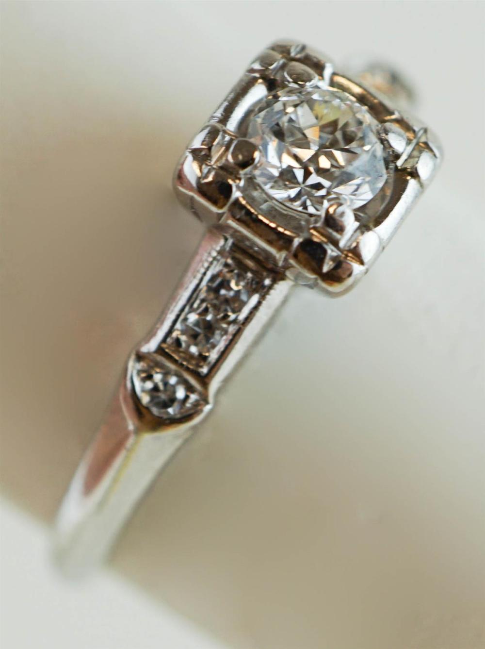 18K WHITE GOLD DIAMOND SOLITAIRE