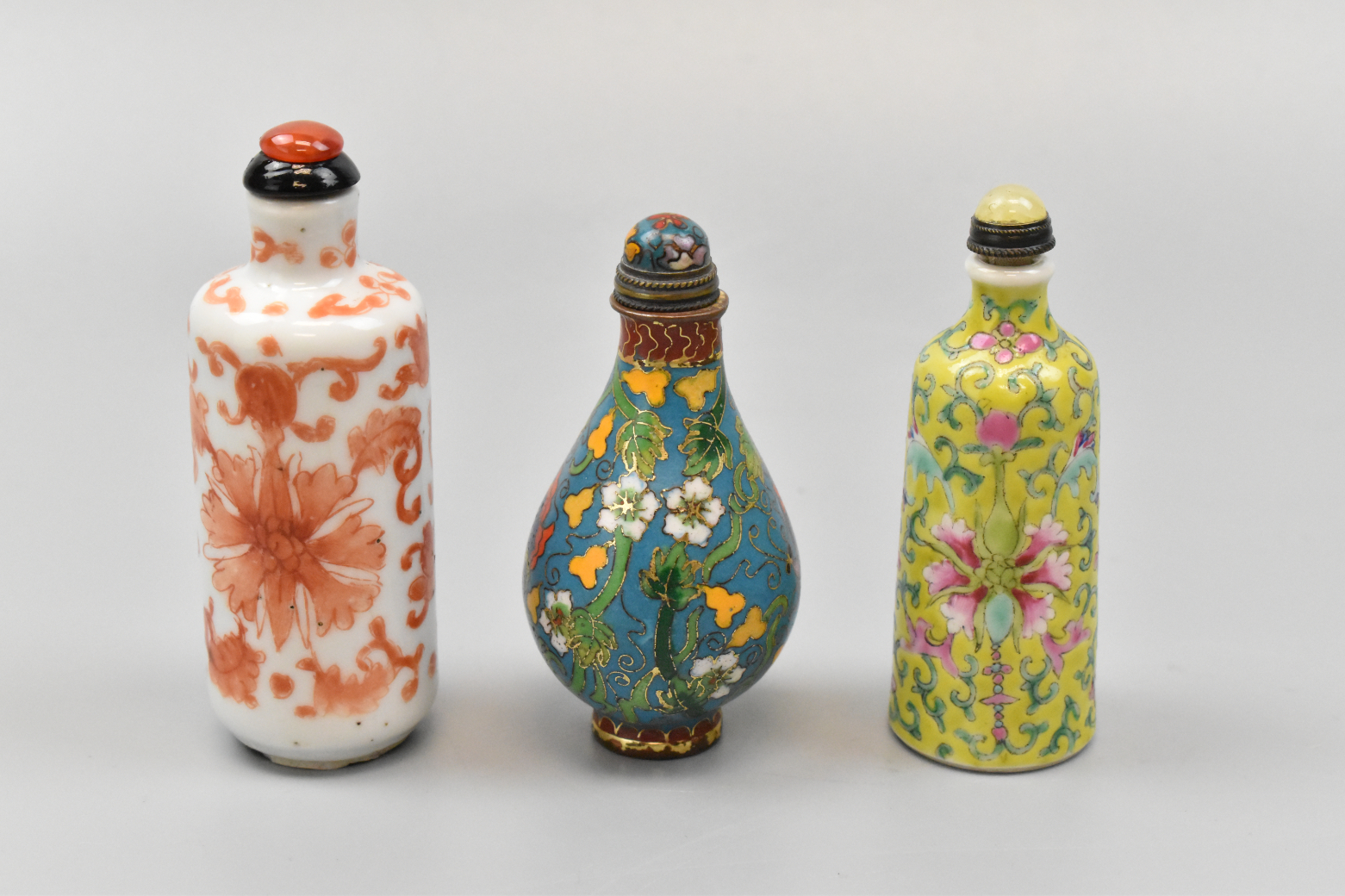 3 CHINESE SNUFF BOTTLE PORCELAIN 33a8c7