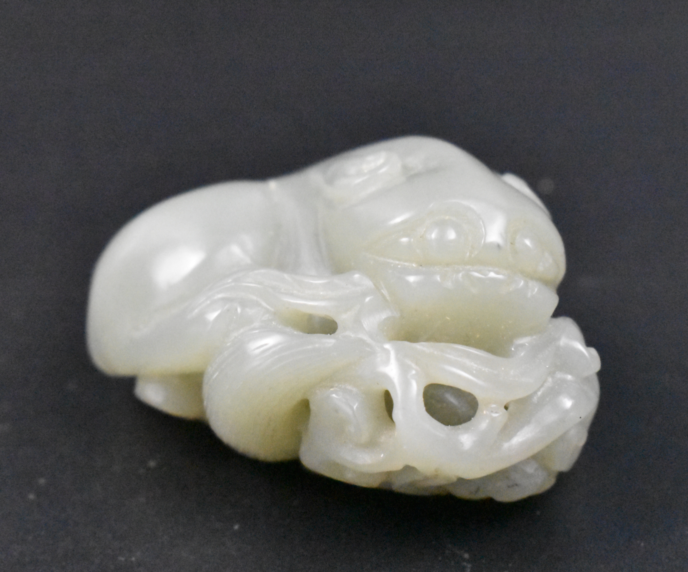 CHINESE JADE CARVED FOO LION TOGGLE  33a901