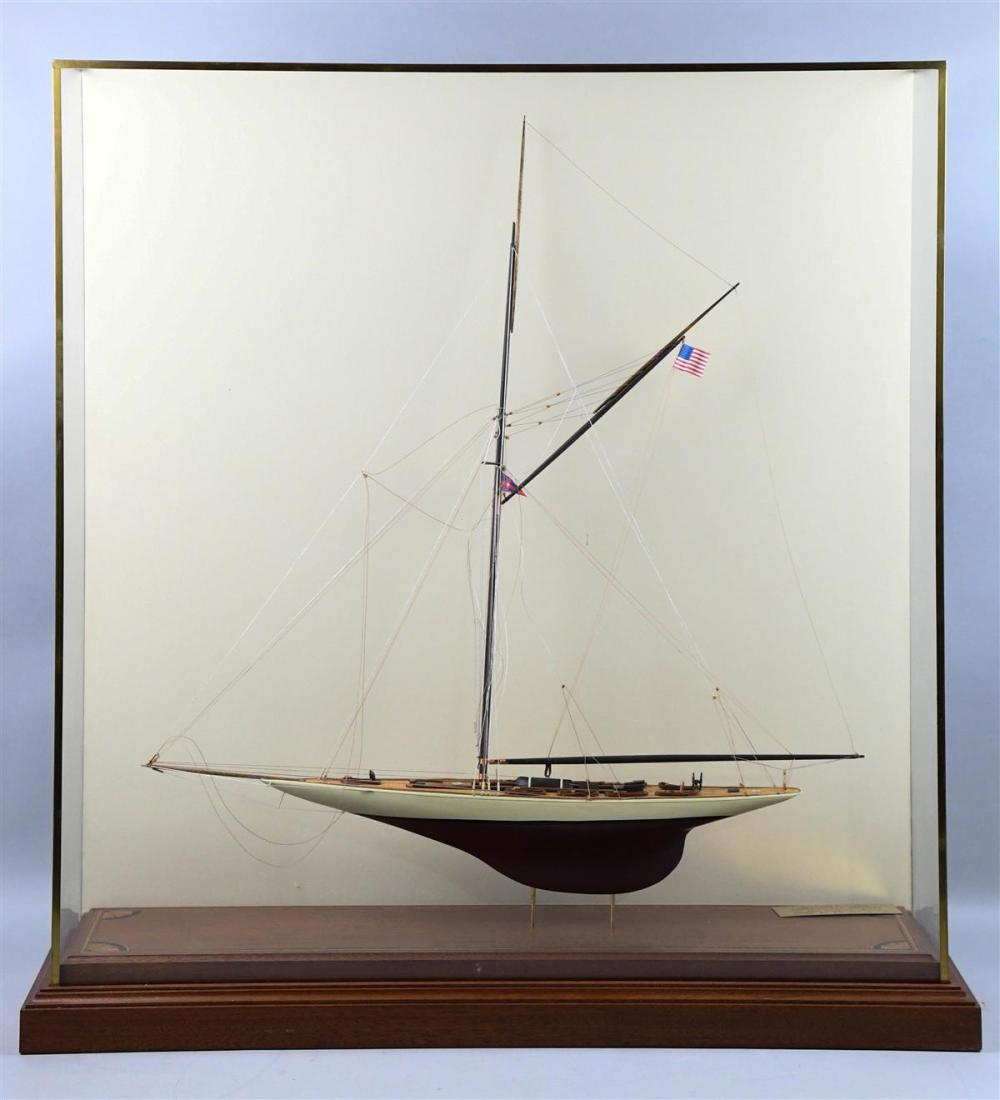 MODEL SHIP OF A RACING YACHT BY