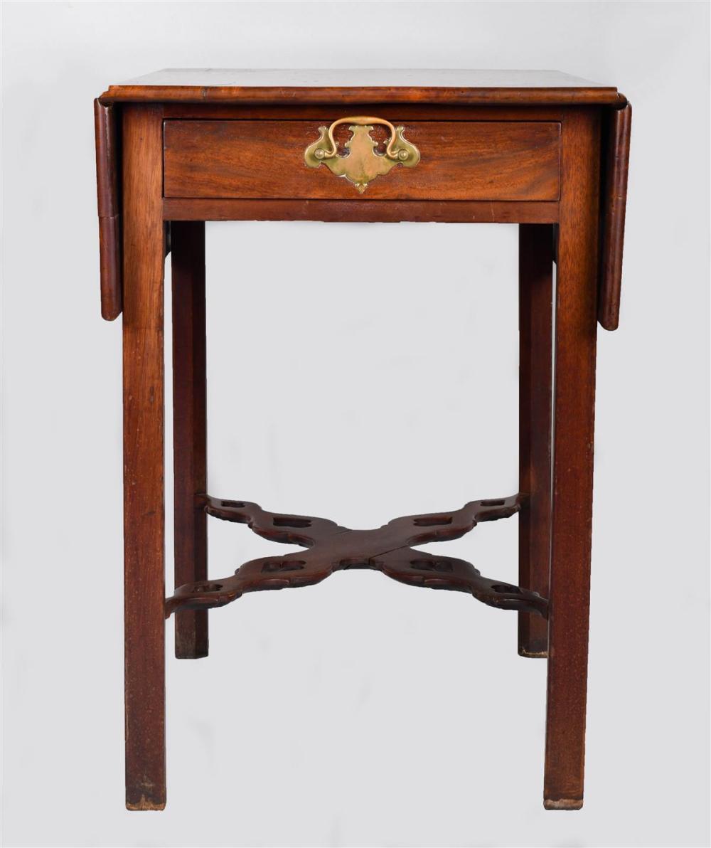 AMERICAN CHIPPENDALE MAHOGANY PEMBROKE