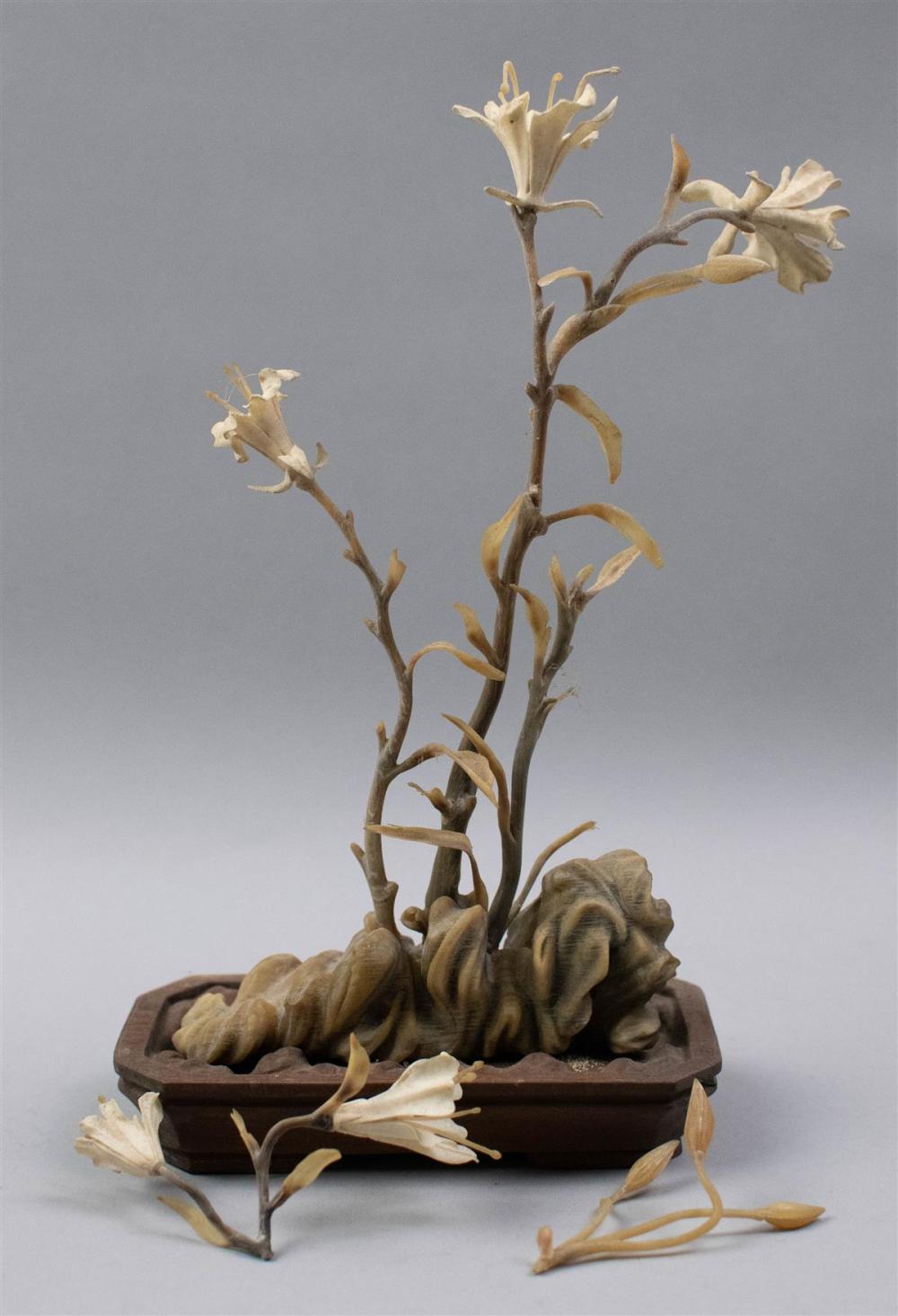 CHINESE SMALL IVORY AND HORN FLOWERS