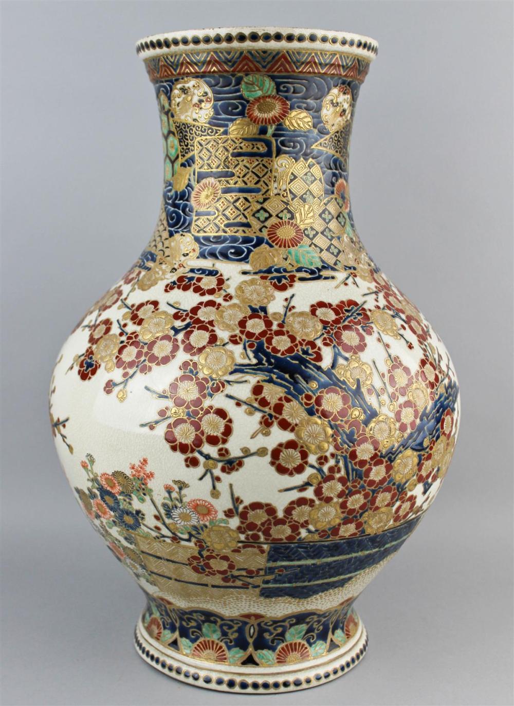 JAPANESE SATSUMA EARTHENWARE VASE  33af10