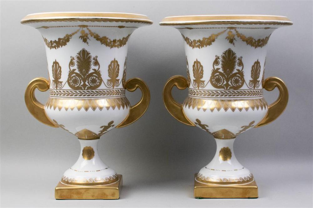 PAIR OF NEOCLASSICAL PORCELAIN 33af9e