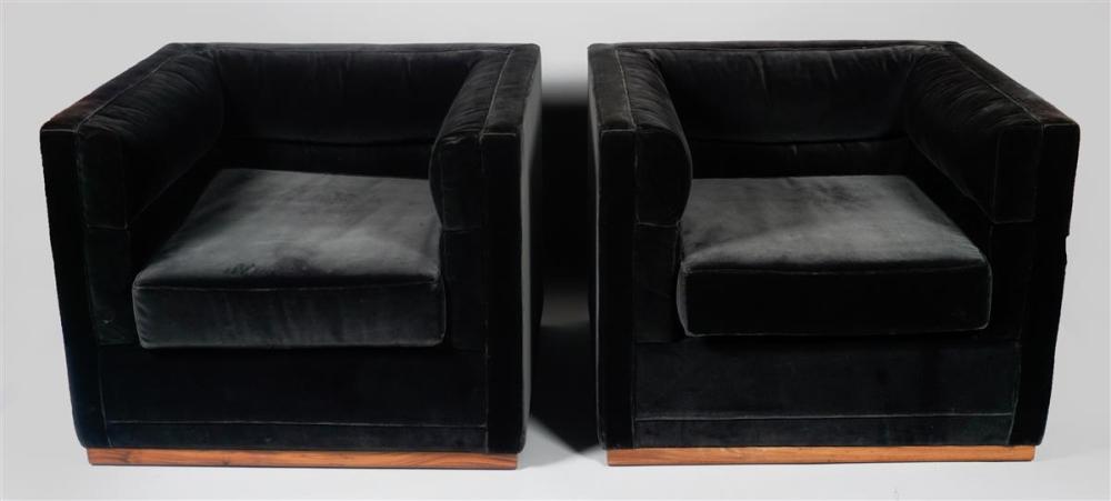 PAIR OF MODERN BLACK VELVET CLUB 33b1a6