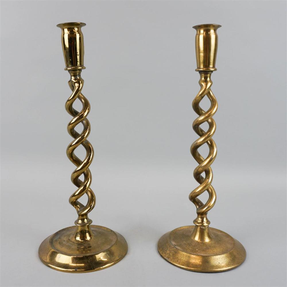 PAIR OF TWISTED BRASS CANDLESTICKSPAIR 33b54e