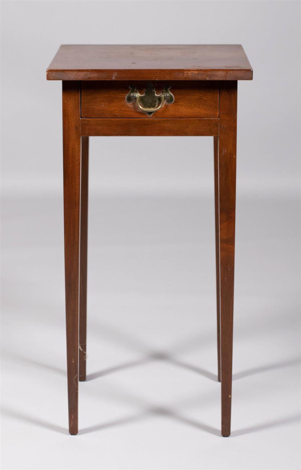 FEDERAL STYLE MAHOGANY SIDE TABLEFEDERAL