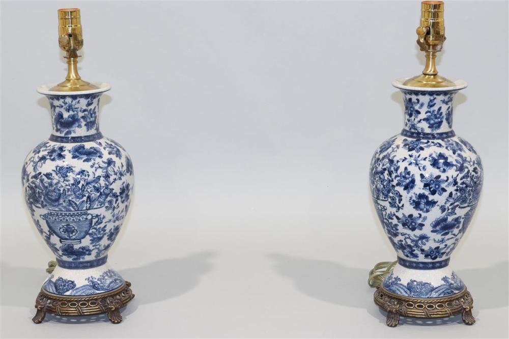 PAIR OF CHINESE STYLE BLUE AND