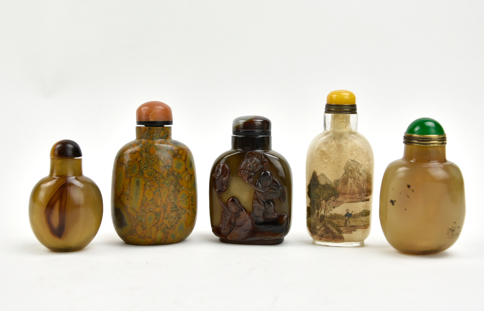 FIVE CHINESE AGATE & GLASS SNUFF