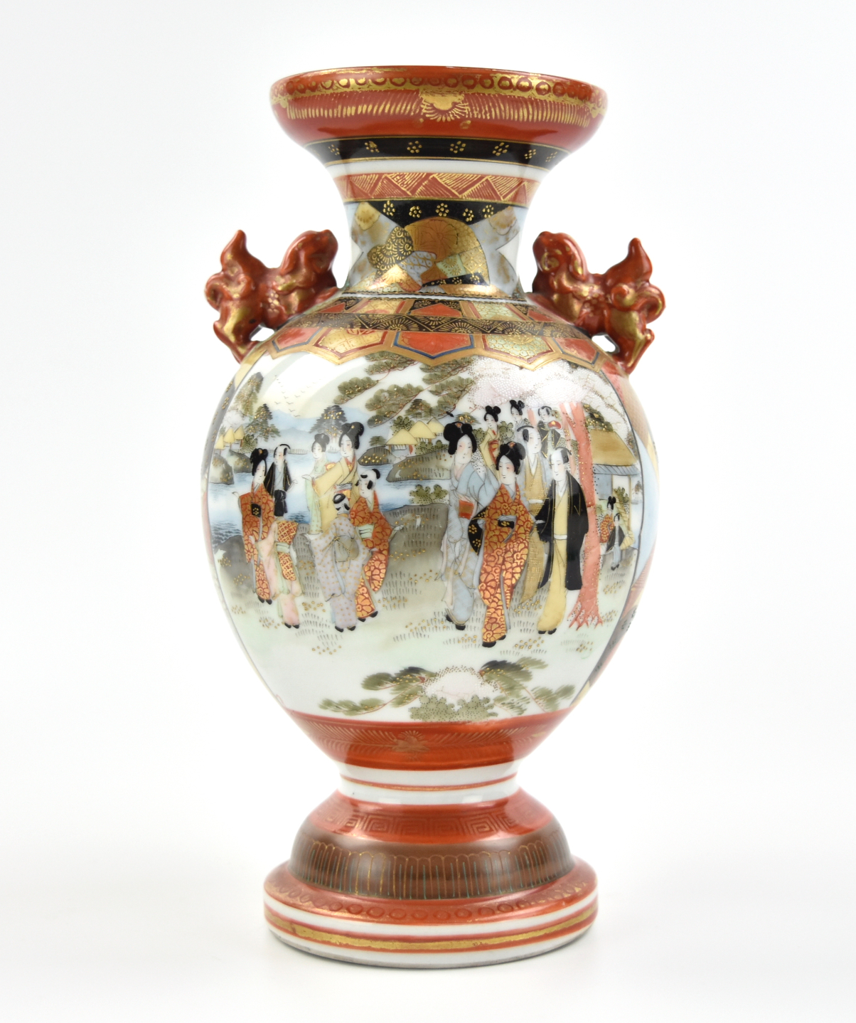 A JAPANESE KUTANI PORCELAIN VASE  33970f