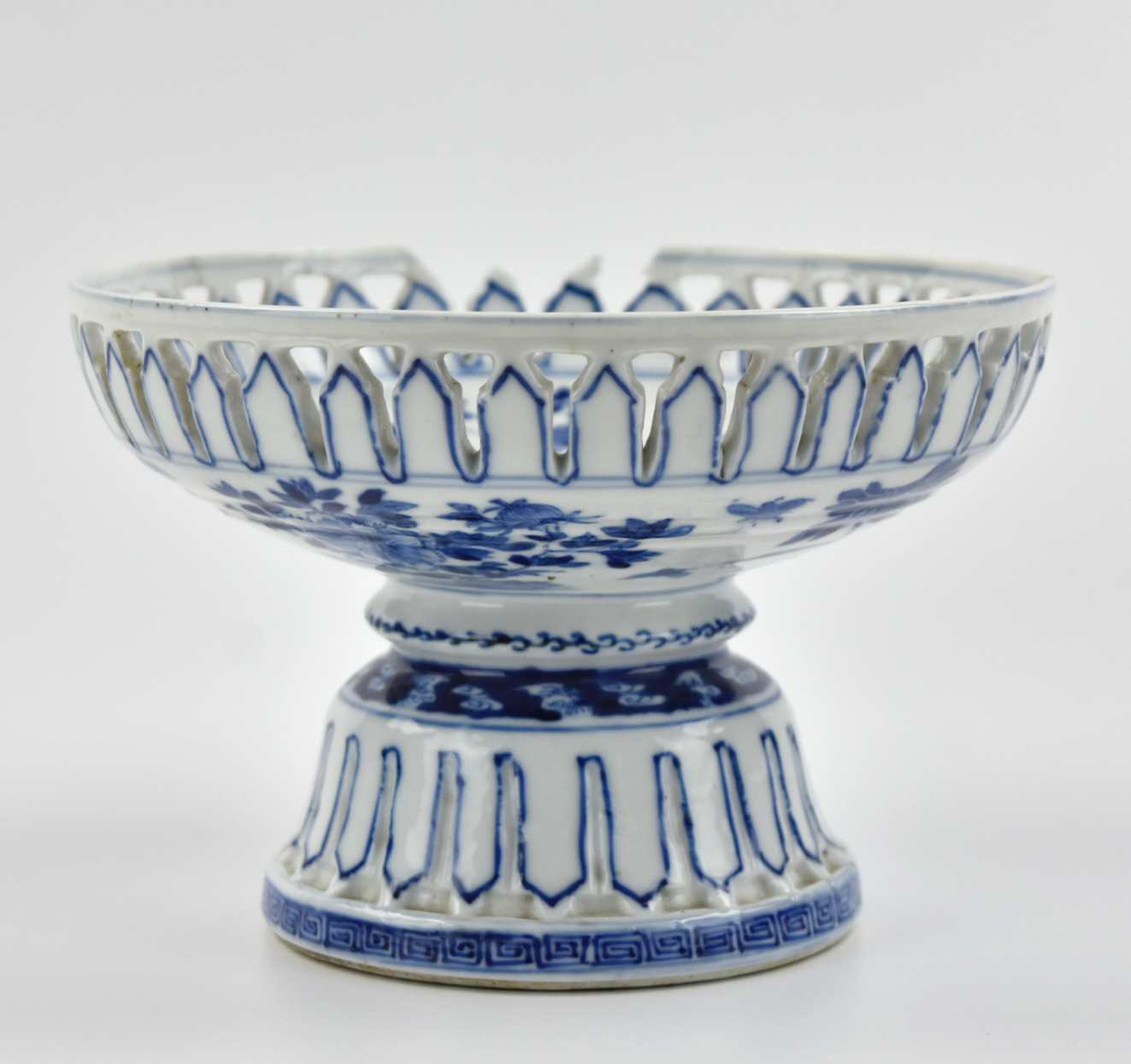 CHINESE BLUE AND WHITE STEM PLATE.