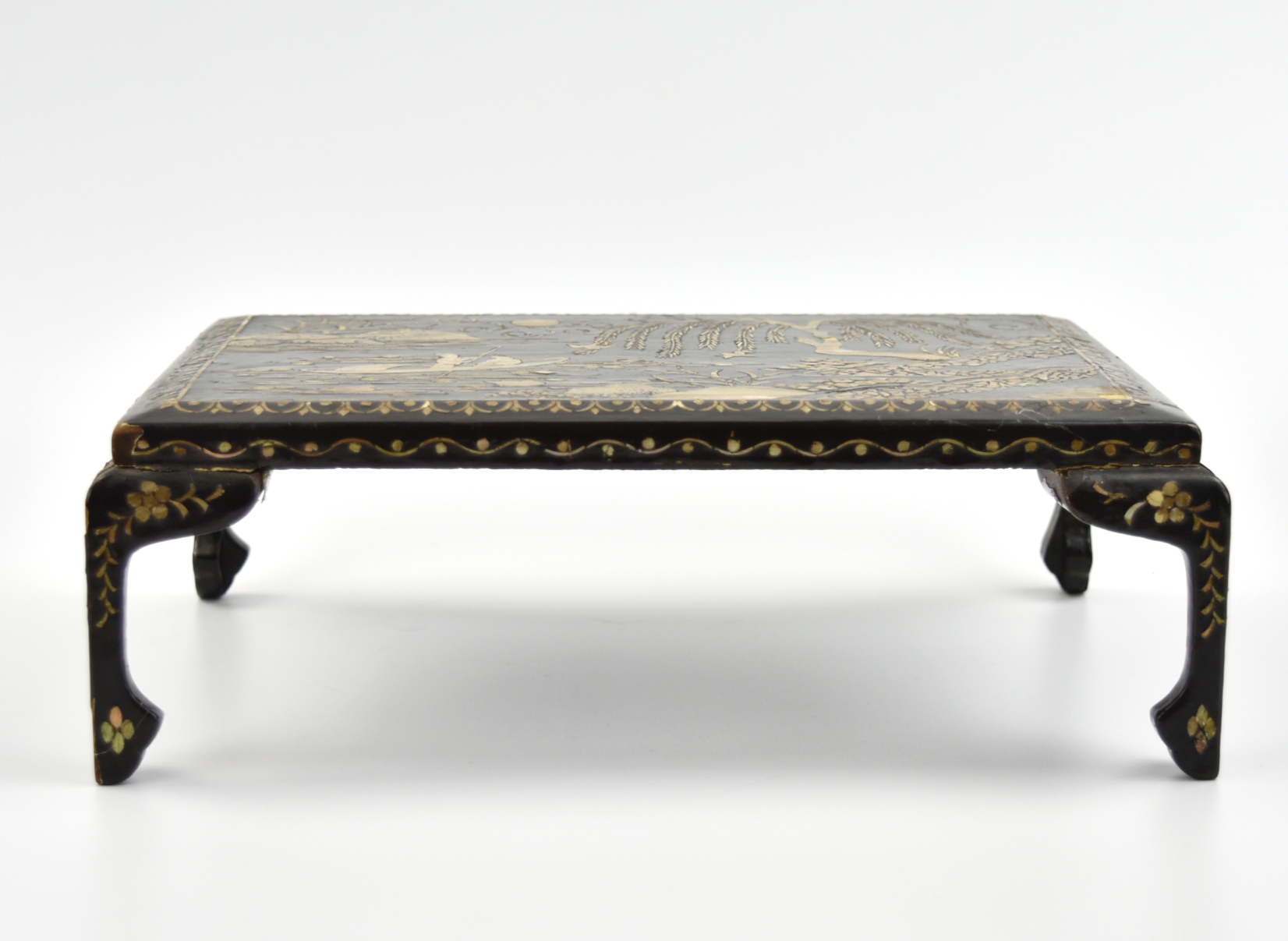 CHINESE LACQUERED TABLE INLAID