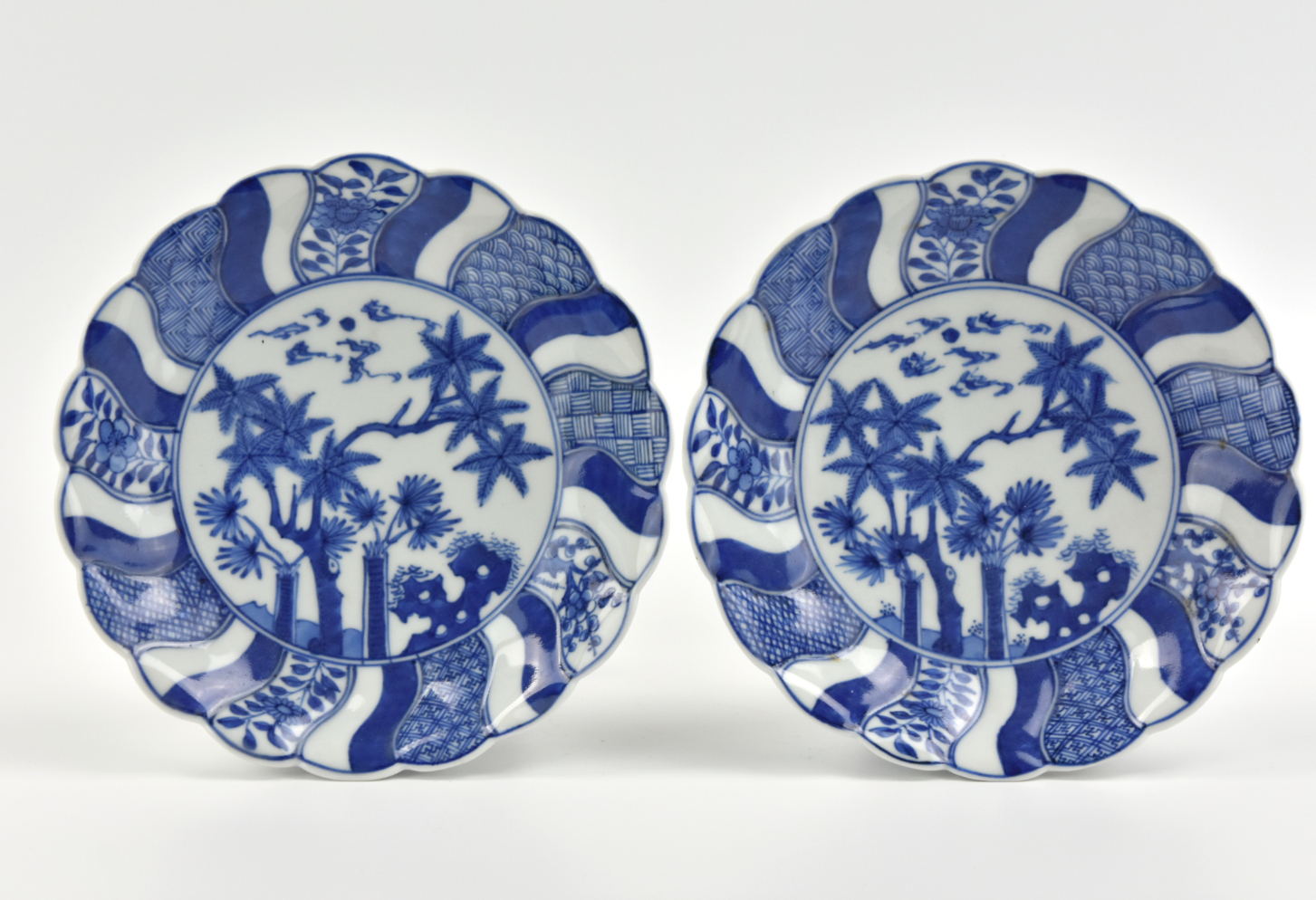 PAIR OF JAPANESE BLUE AND WHITE 339793