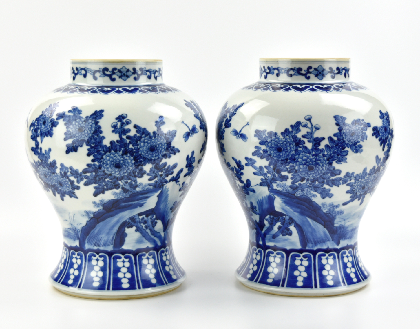 PAIR OF CHINESE BLUE AND WHITE 33979a