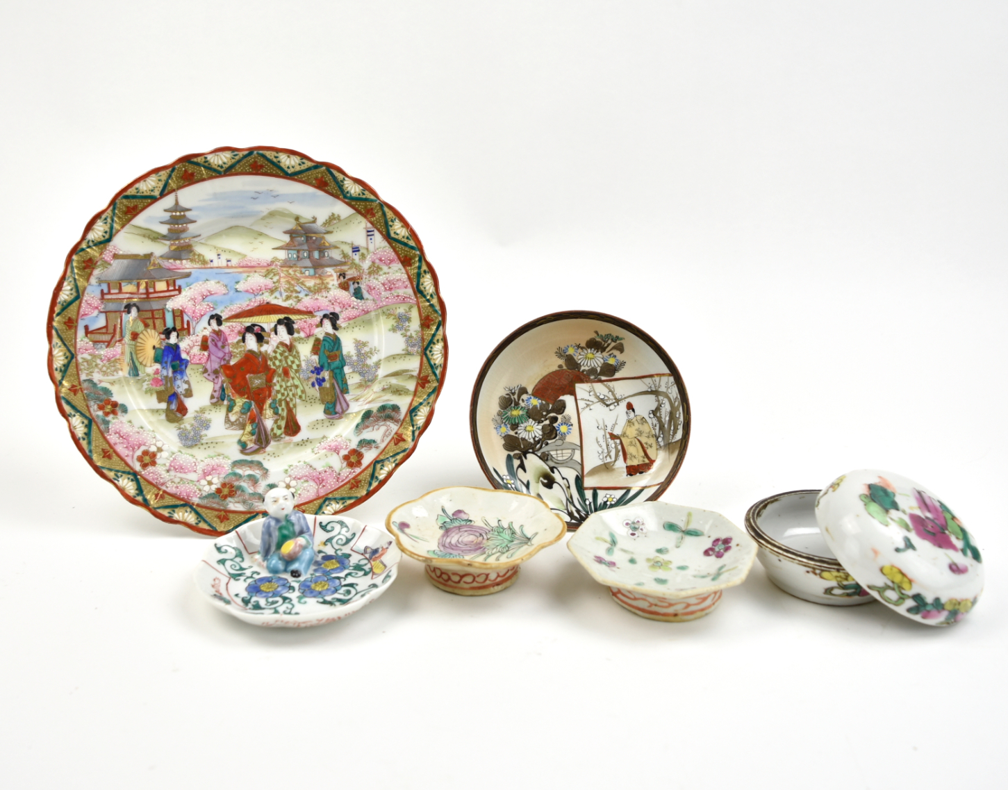 A SET OF FAMILLE ROSE PLATES &