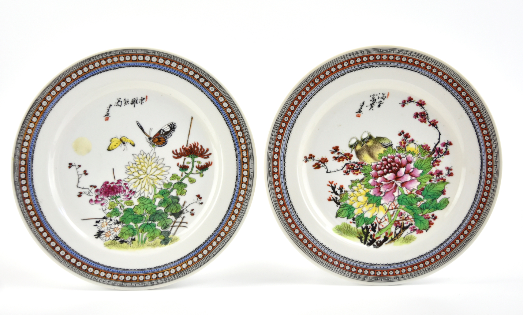 PAIR OF CHINESE FAMILLE ROSE PLATES,