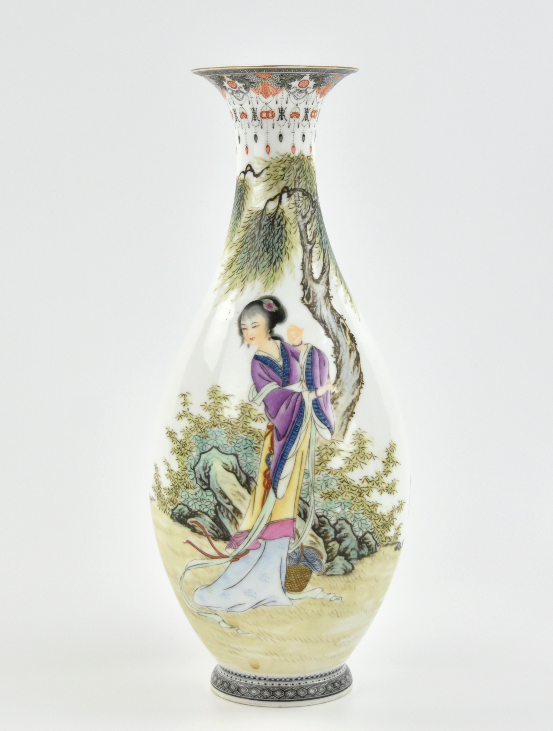 A CHINESE FAMILLE ROSE VASE OF