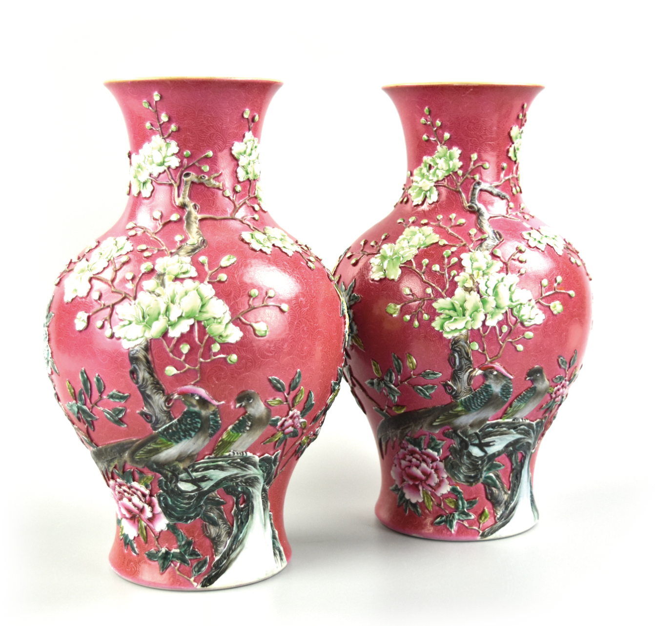 PAIR OF CHINESE RUBY GROUND FAMILLE 3398cb