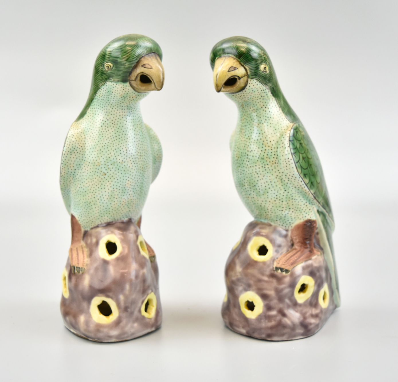 PAIR OF CHINESE FAMILLE ROSE PARROT  339932