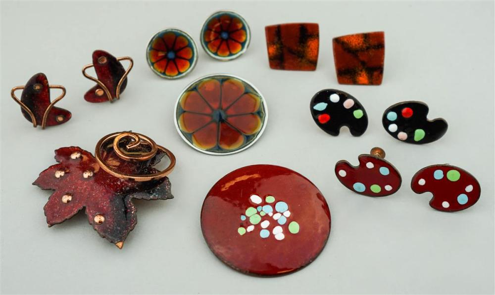 COLLECTION OF VINTAGE ENAMEL ON