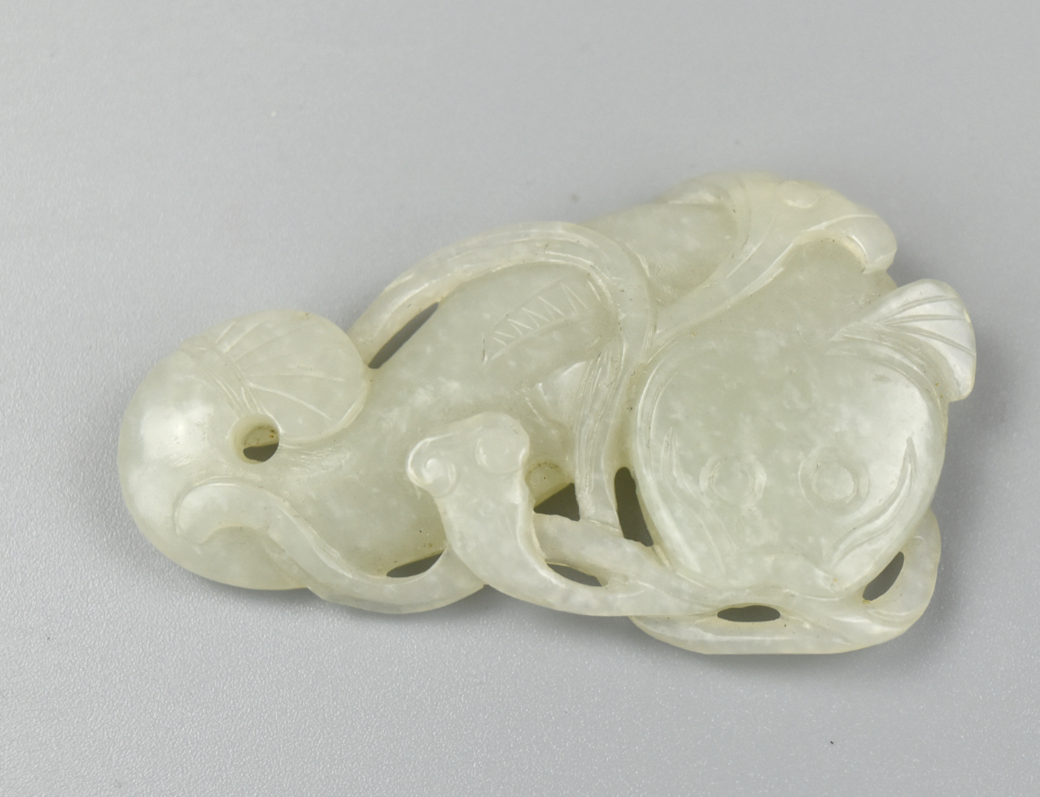 CHINESE WHITE JADE PENDANT OF FISH 339be7