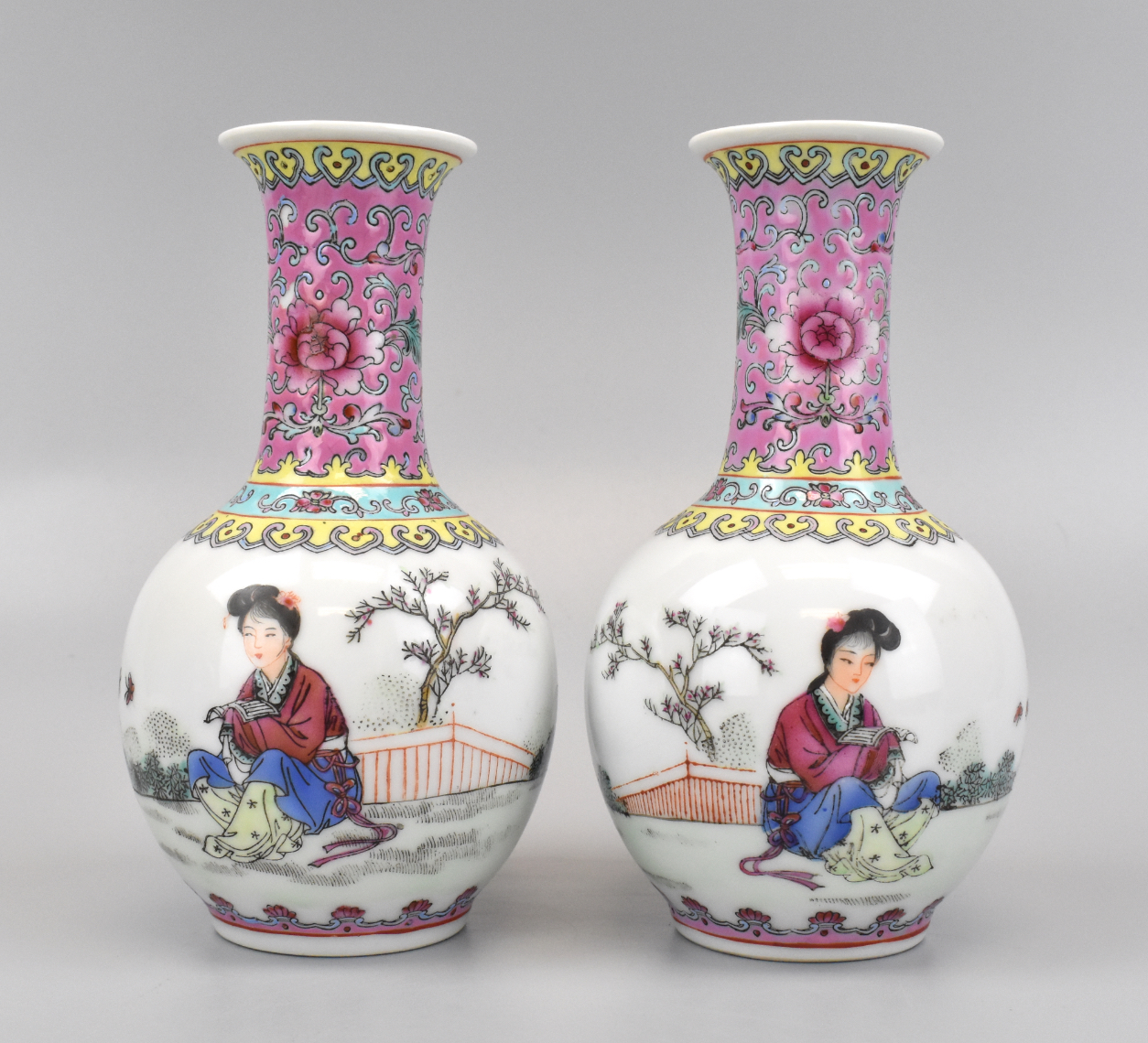 PAIR OF CHINESE FAMILLE ROSE VASES 339c53