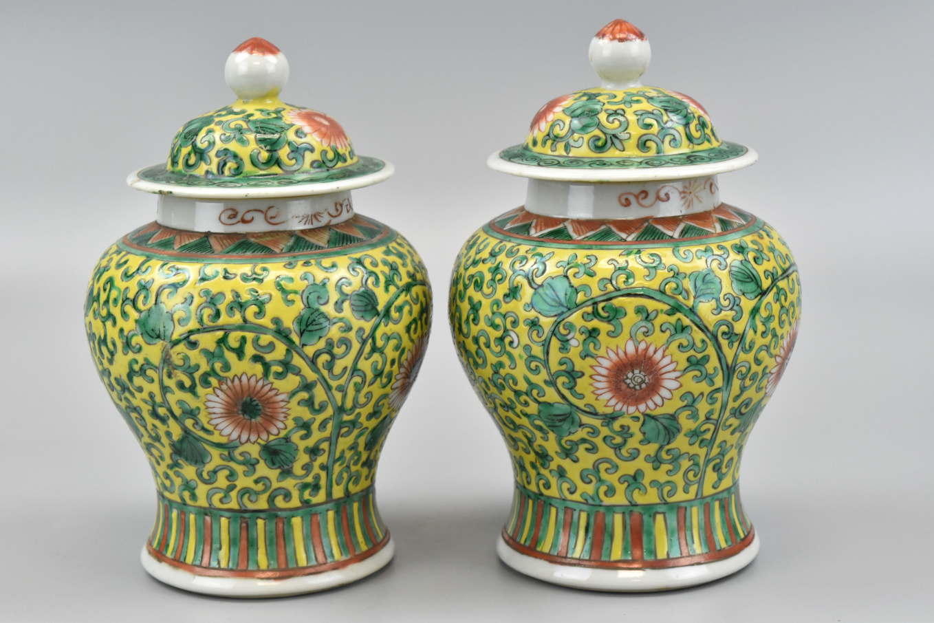PAIR OF CHINESE FAMILLE VERTE COVERED 339c51