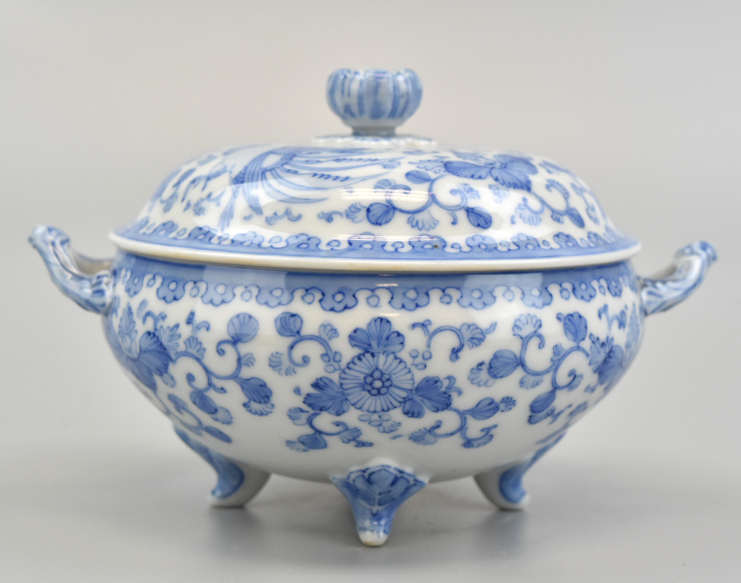 JAPANESE BLUE WHITE COVERED TUREEN  339c64