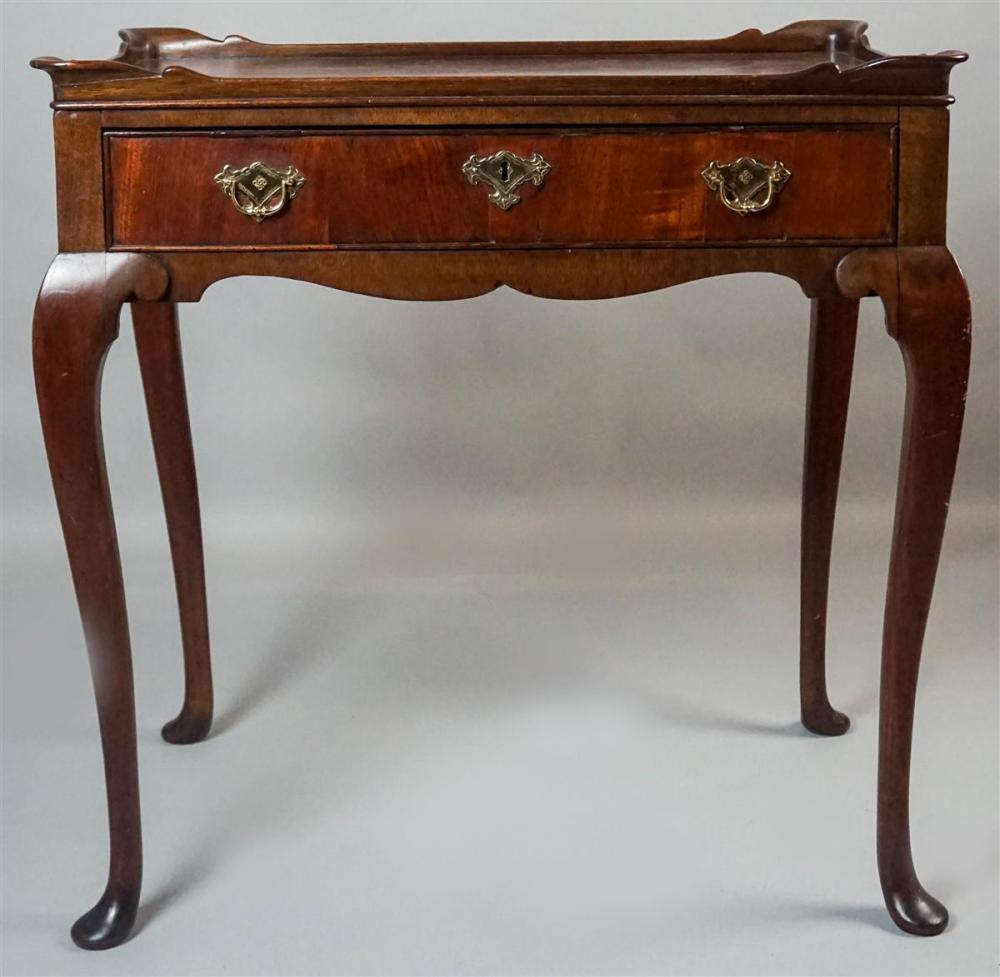 QUEEN ANNE WALNUT TEA TABLEQUEEN ANNE