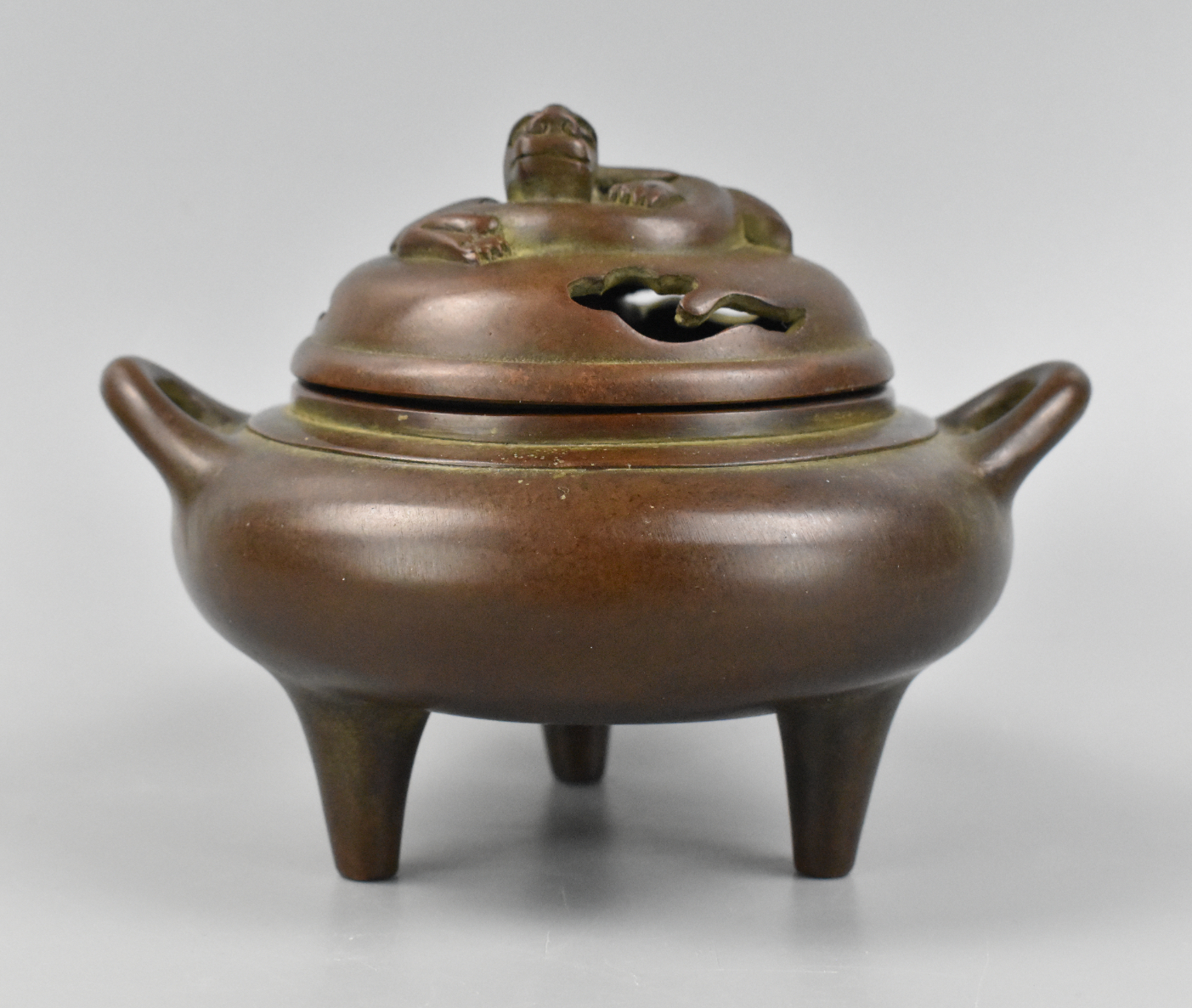 CHINESE BRONZE COVERED TRIPOD CENSER 339fae