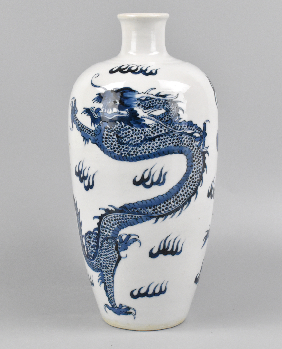 CHINESE BLUE WHITE DRAGON VASE 33a184